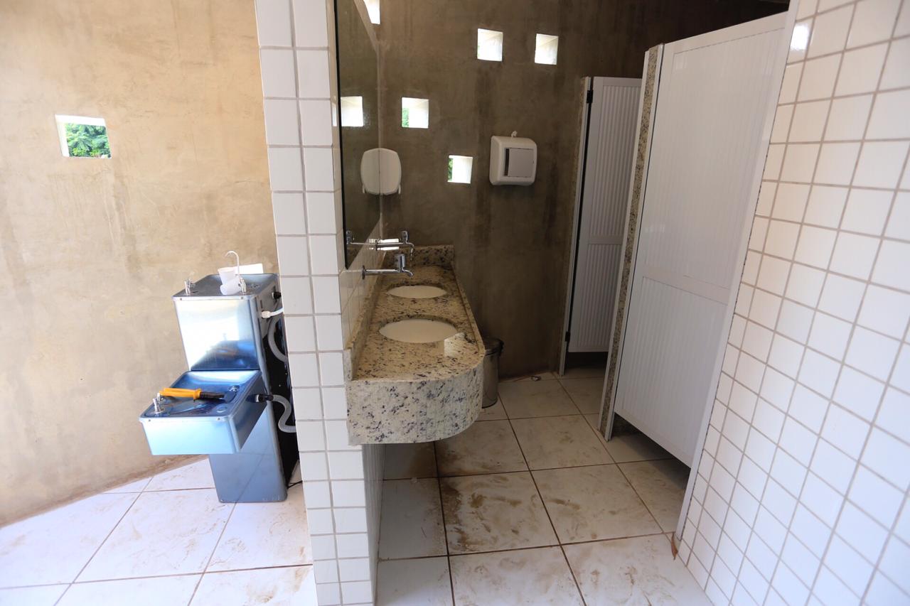 Visitantes denunciam que bebedouros foram colocados dentro de banheiros no Encontro dos Rios
