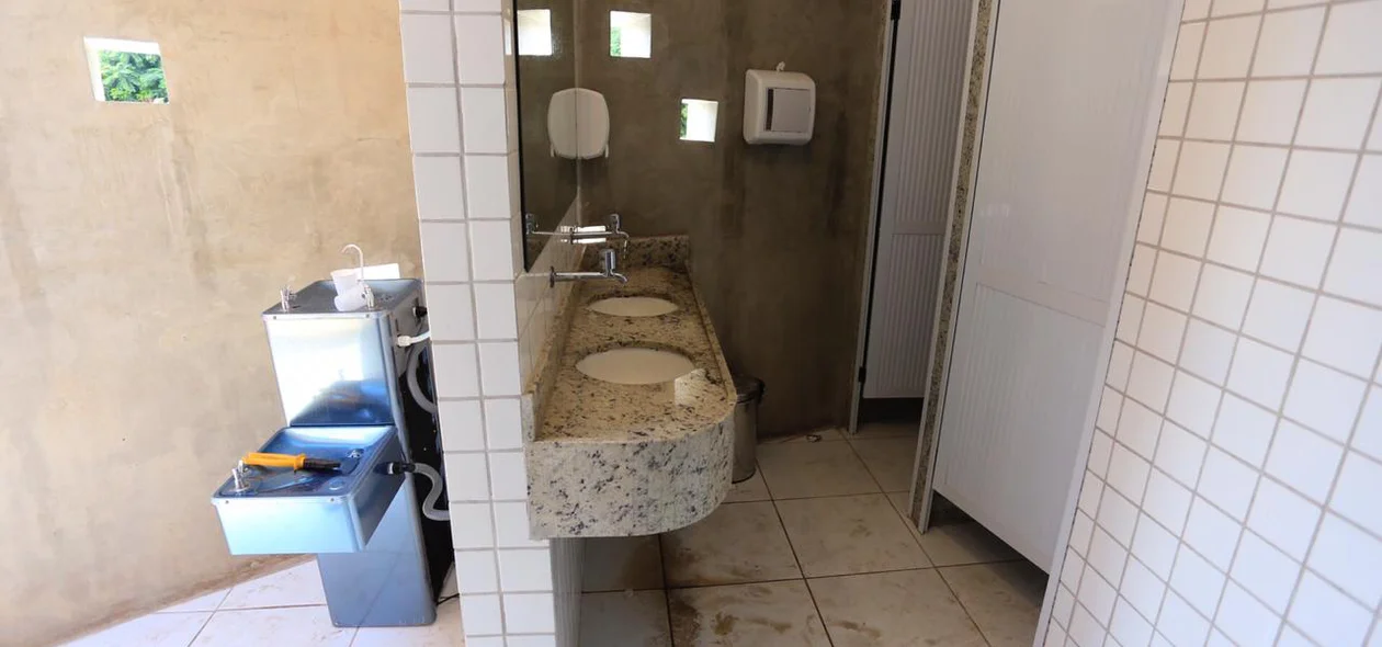 Visitantes denunciam que bebedouros foram colocados dentro de banheiros no Encontro dos Rios