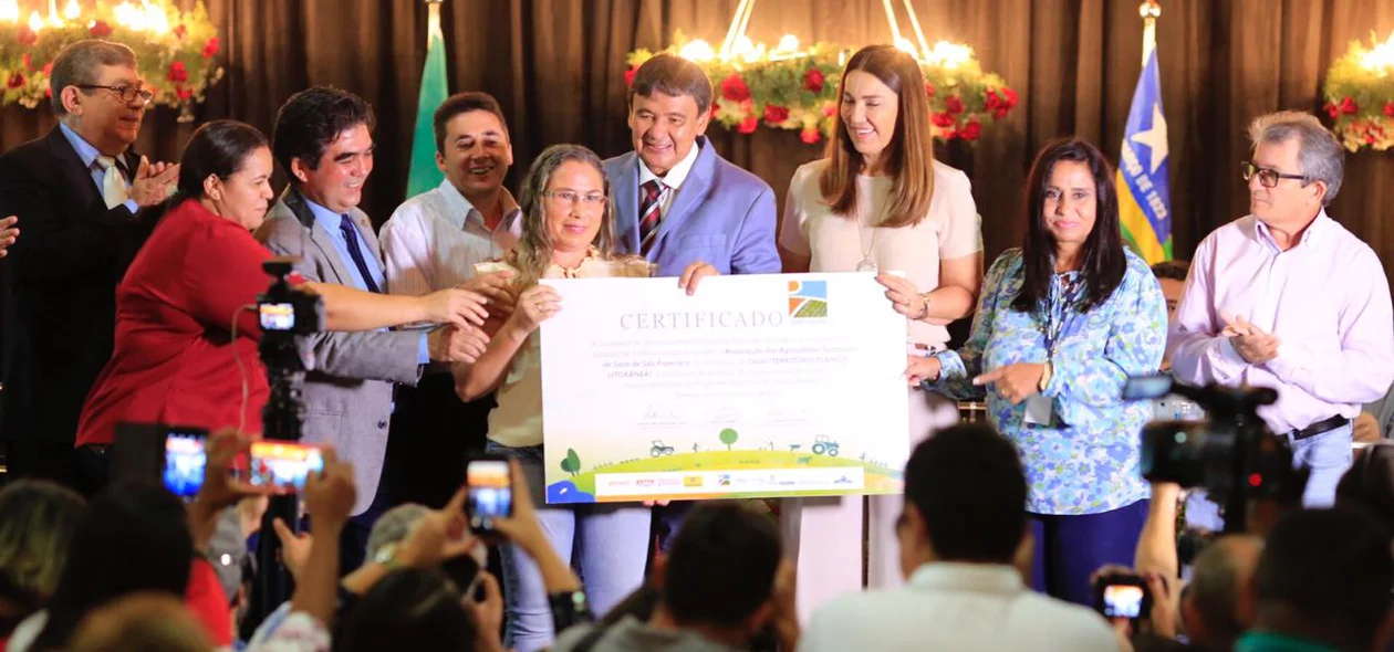 Wellington Dias e Margarete Coelho entregam certificado a Maria de Fátima 