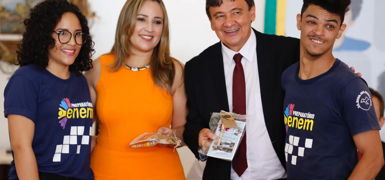 Alunos de escola pública que foram aprovados em vestibular participaram da solenidade
