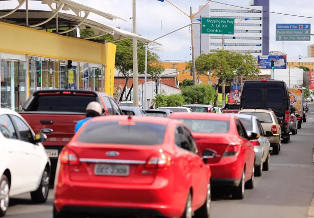 Congestionamento na Avenida Miguel Rosa