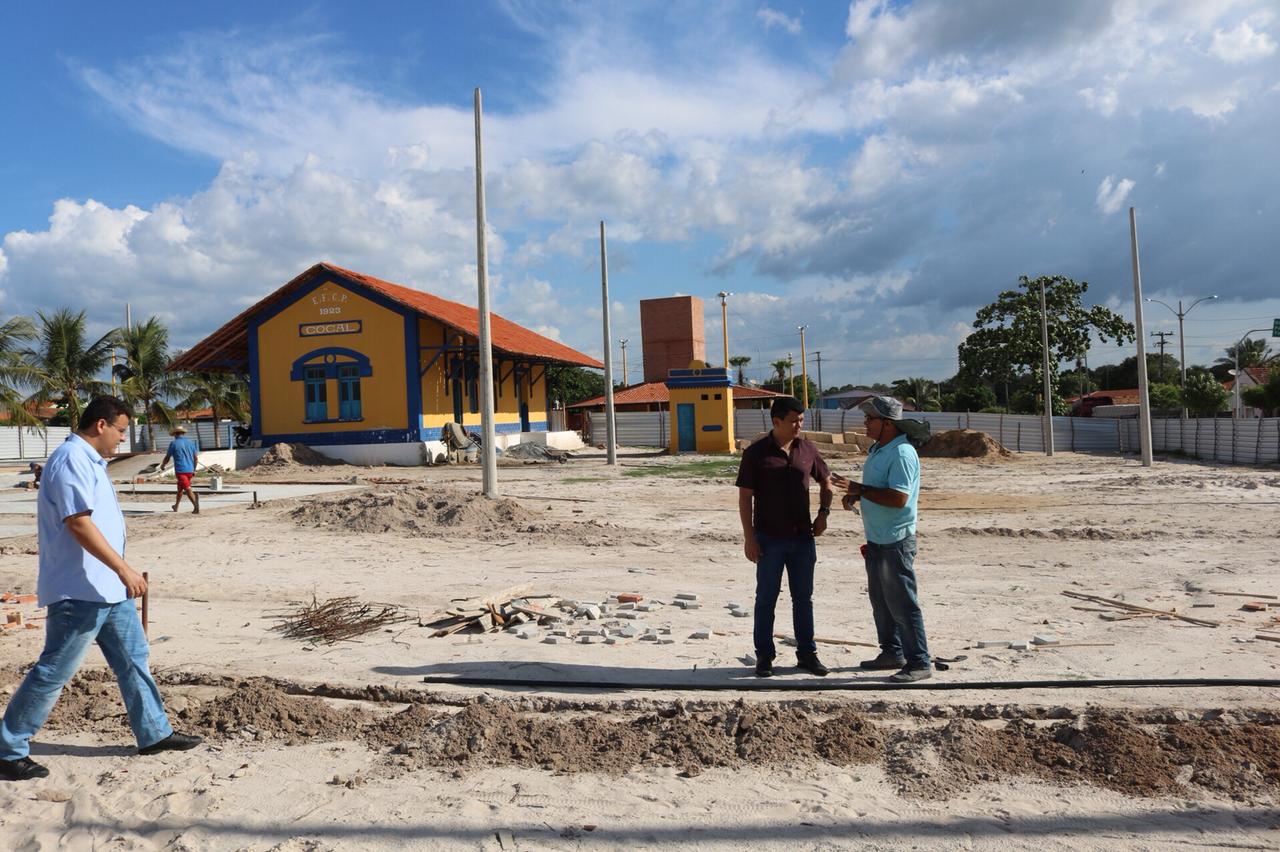 Construção de praça no centro da cidade