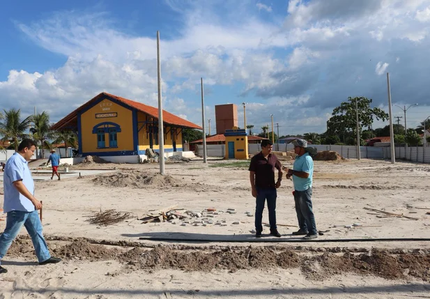 Construção de praça no centro da cidade