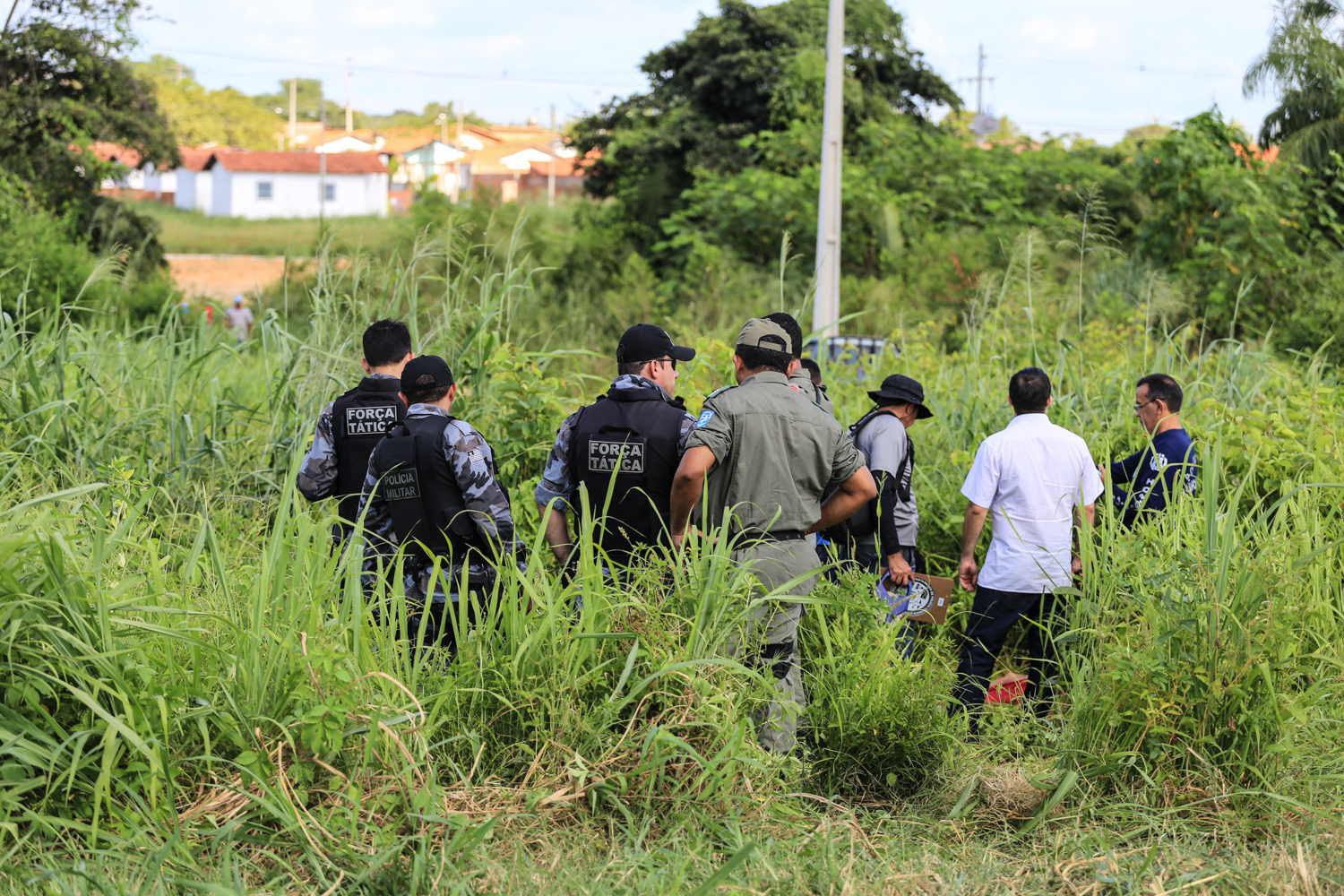 Equipes da PM e Delegacia de Homicídios no local