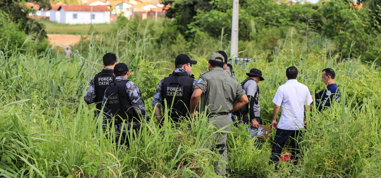 Equipes da PM e Delegacia de Homicídios no local