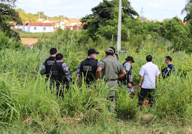 Equipes da PM e Delegacia de Homicídios no local