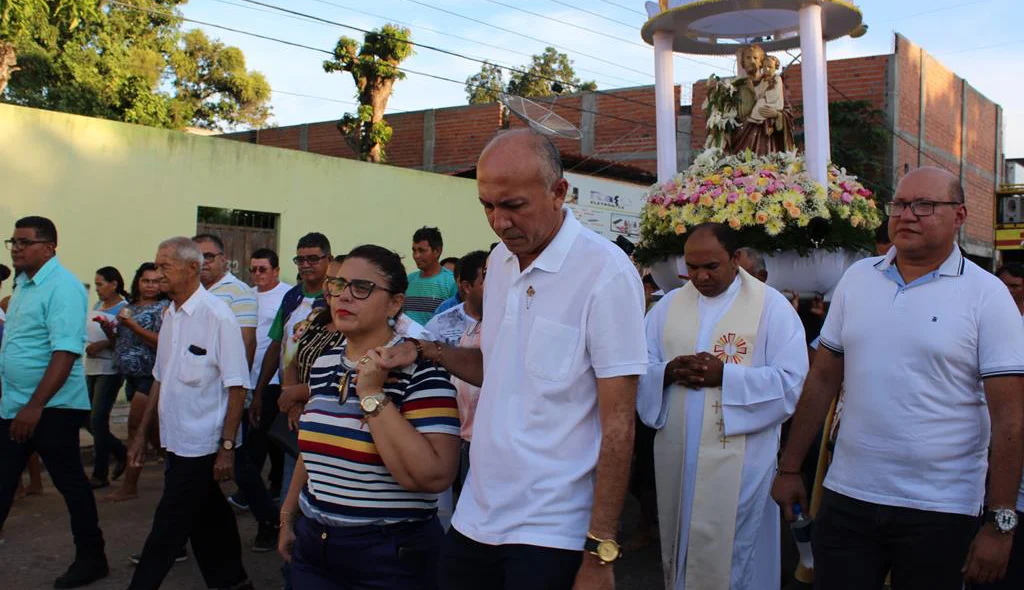 Fiéis participaram da procissão