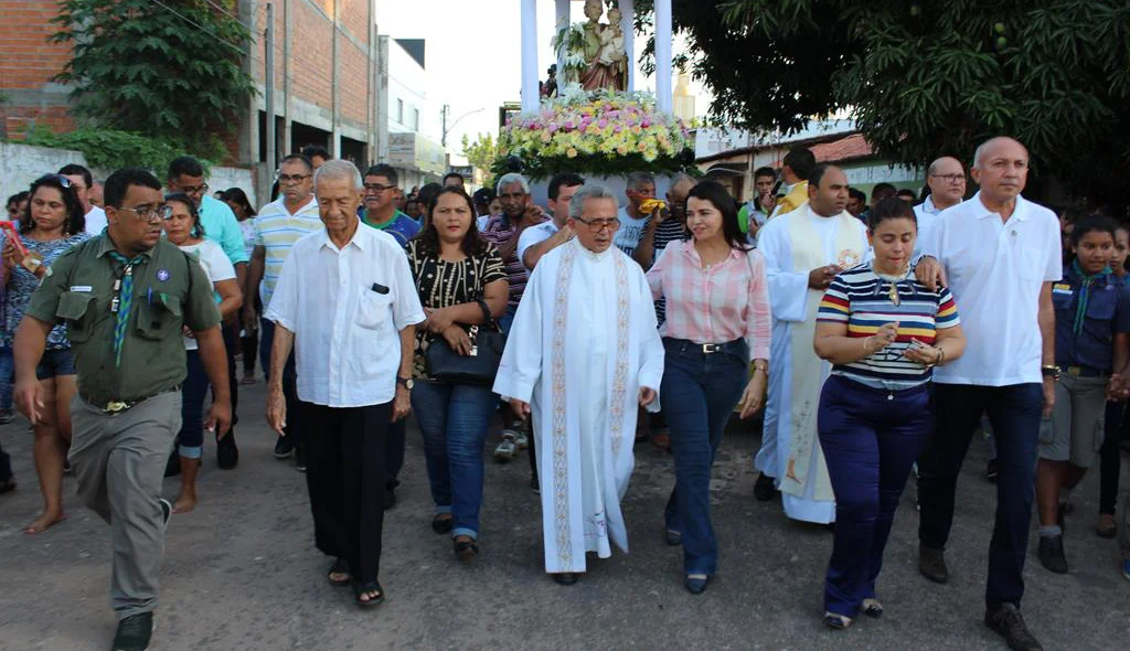 Fiéis percorreram as principais ruas de Altos com a imagem do padroeiro da cidade