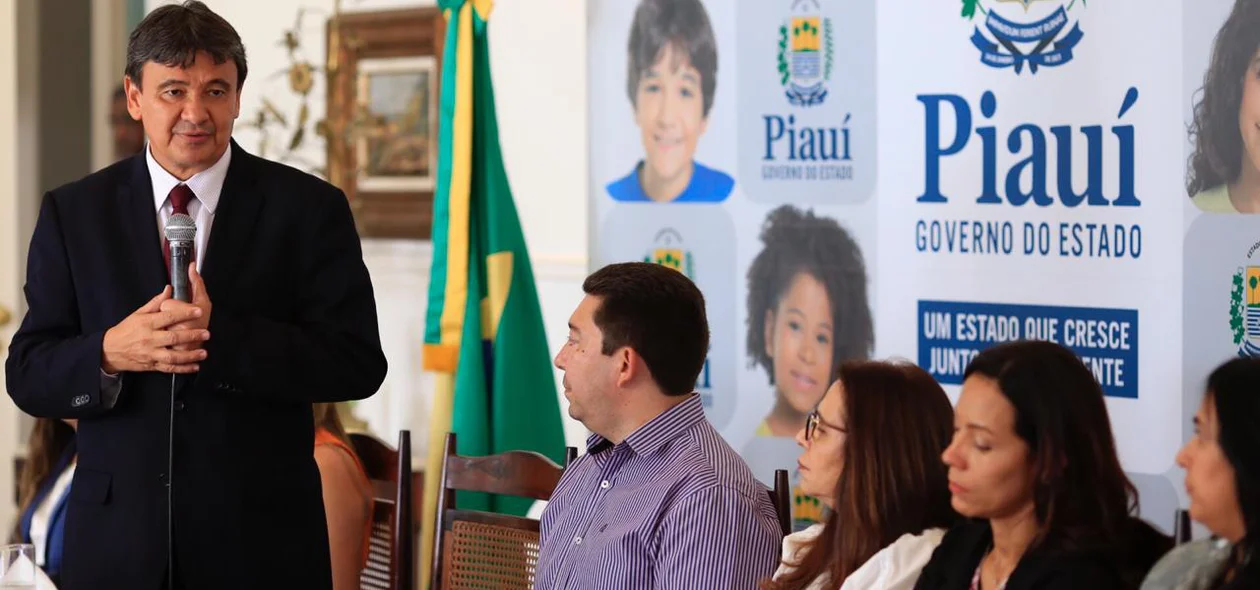 Governador Wellington Dias em solenidade no Palácio de Karnark