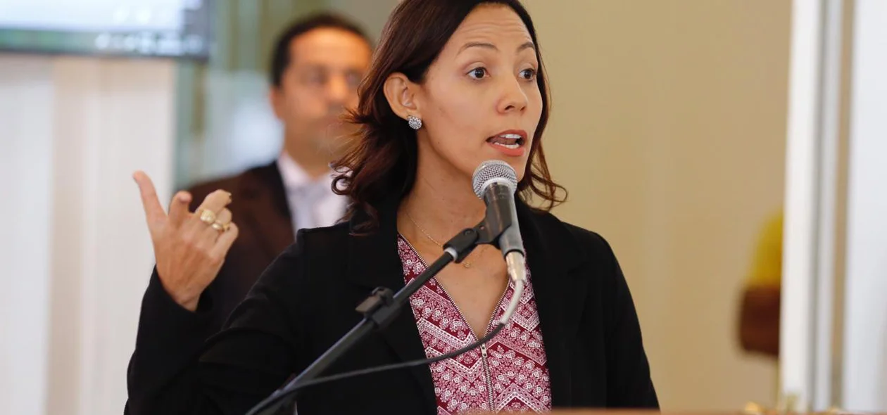 Mirlane Ramos, diretora da Unidade Escolar Monsenhor Raimundo Nonato Melo