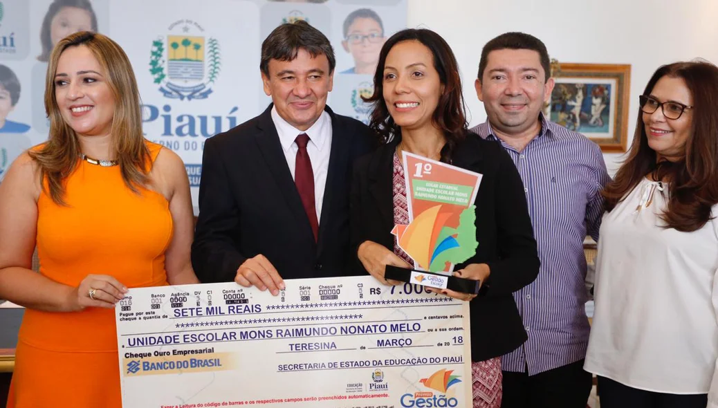 Mirlane Ramos recebe prêmio pela Unidade Escolar Monsenhor Raimundo Nonato Melo