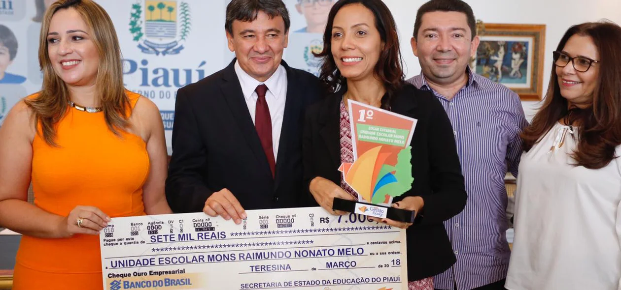 Mirlane Ramos recebe prêmio pela Unidade Escolar Monsenhor Raimundo Nonato Melo