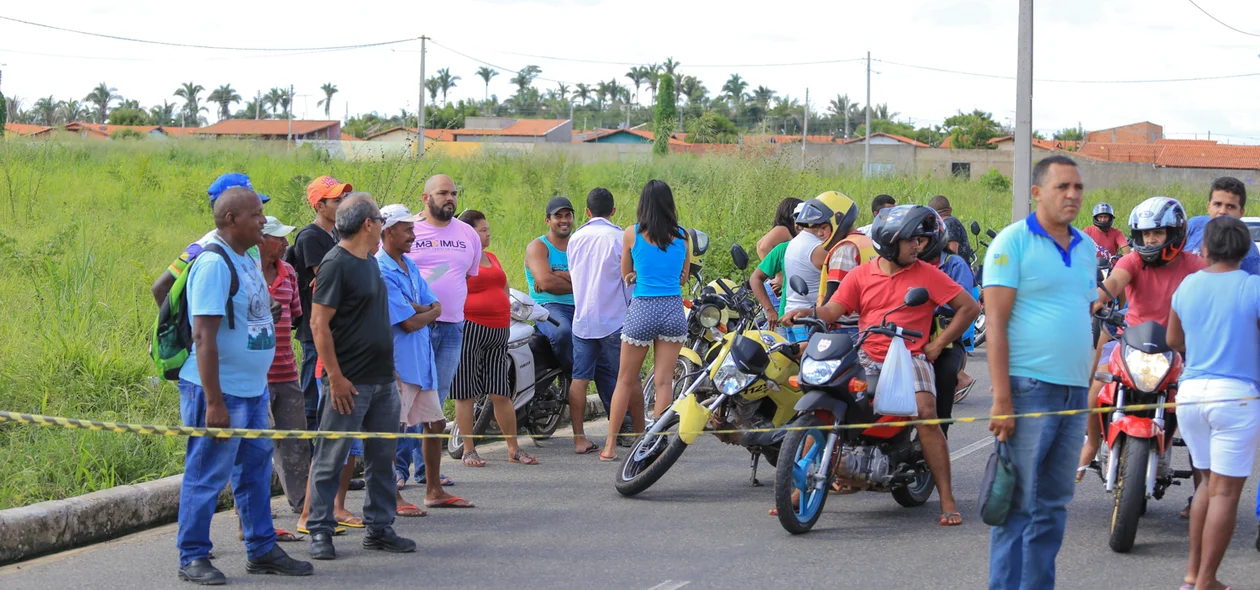 Muita gente no local do crime