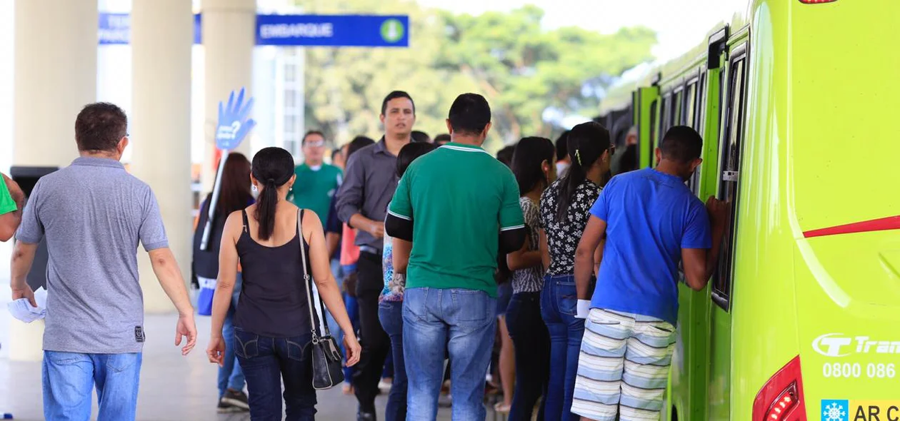Passageiros a espera dos ônibus na zona sul de Teresina