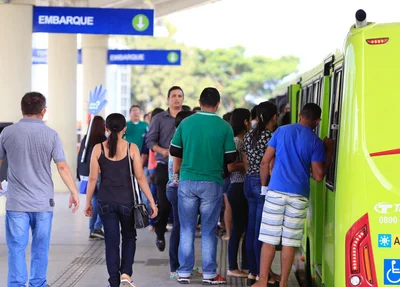 Passageiros a espera dos ônibus na zona sul de Teresina
