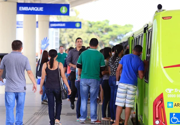 Passageiros a espera dos ônibus na zona sul de Teresina