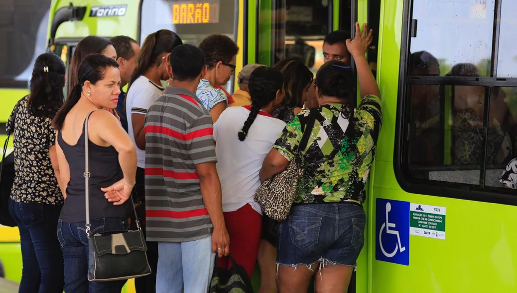 Passageiros reclamam da superlotação dos ônibus de Teresina