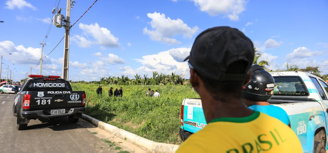 Populares atento ao trabalho da polícia
