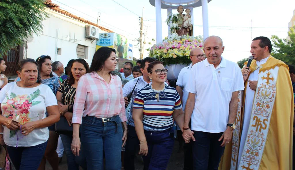 Prefeita Patrícia Leal e outras autoridades participaram da procissão