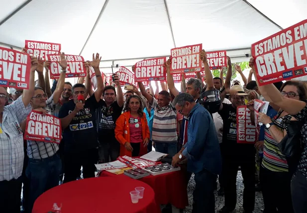 Protesto em frente a Eletrobras
