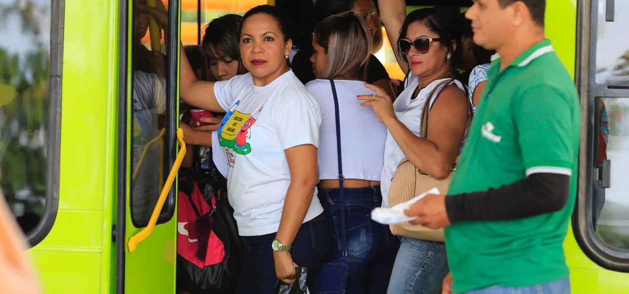 Transporte coletivo lotado em Teresina