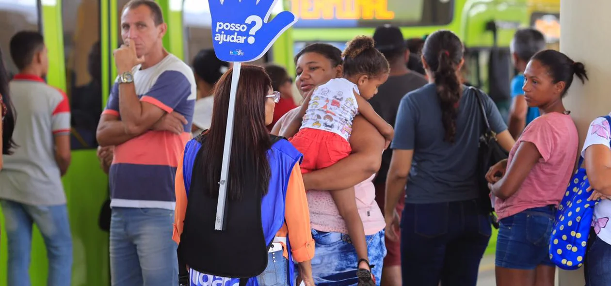 Usuários a espera de ônibus no Terminal Parque Piauí