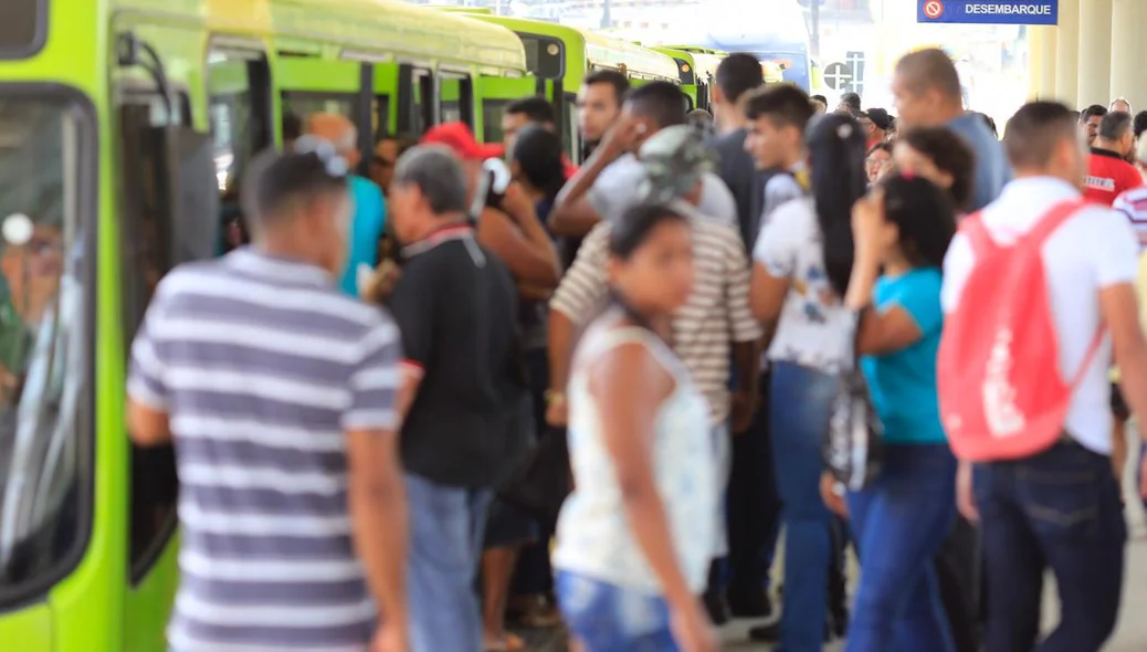 Usuários a espera de ônibus nos terminais da zona sul de Teresina