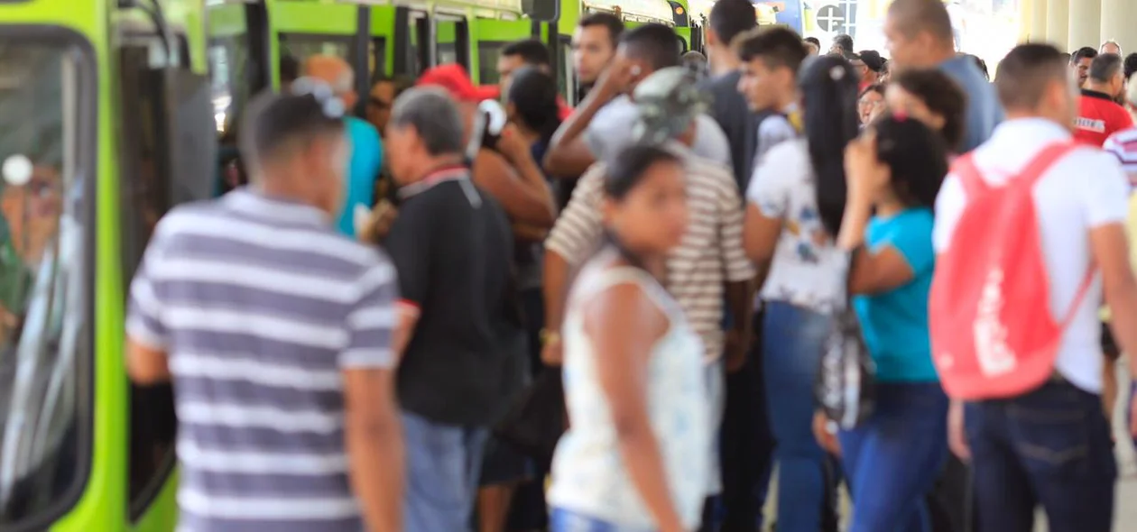 Usuários a espera de ônibus nos terminais da zona sul de Teresina