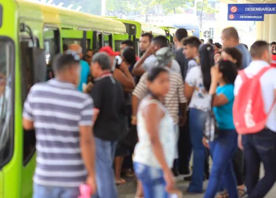 Usuários a espera de ônibus nos terminais da zona sul de Teresina