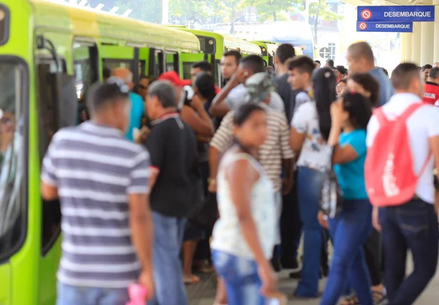 Usuários a espera de ônibus nos terminais da zona sul de Teresina