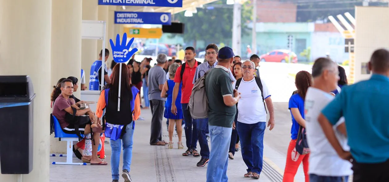 Usuários no Terminal de Integração do Parque Piauí em Teresina