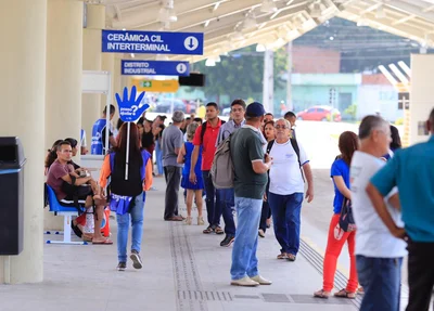 Usuários no Terminal de Integração do Parque Piauí em Teresina