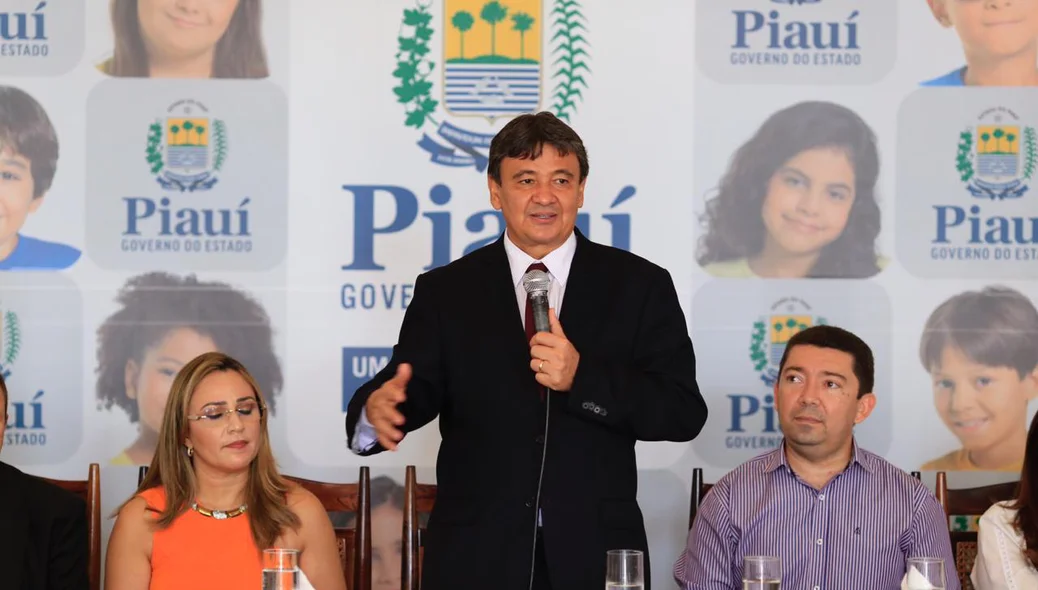 Wellington Dias em solenidade no Palácio de Karnark