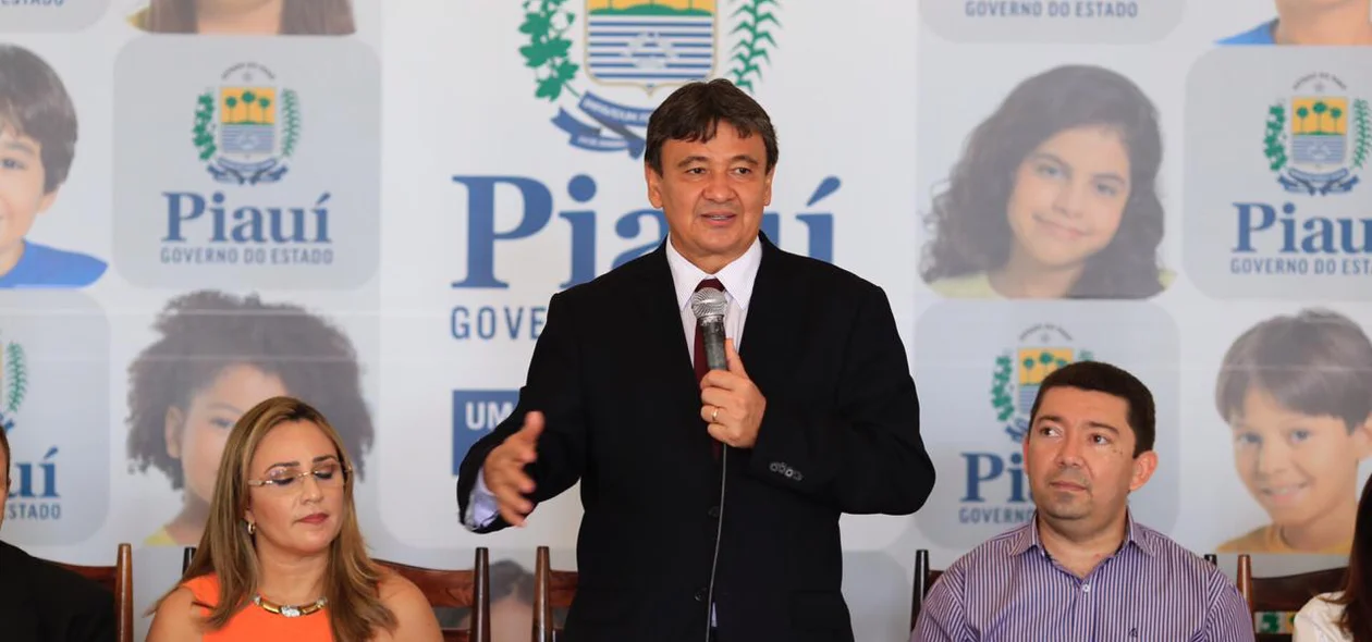 Wellington Dias em solenidade no Palácio de Karnark