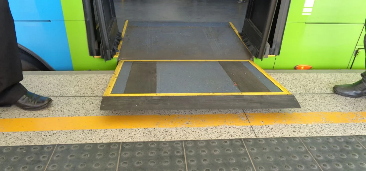 Cadeirante denuncia falta de acessibilidade em ônibus de Teresina