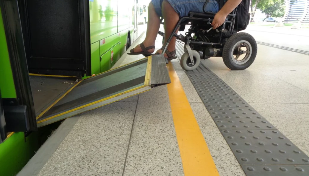 Cadeirante não conseguiu entrar em ônibus no Terminal Itararé, na zona sudeste de Teresina