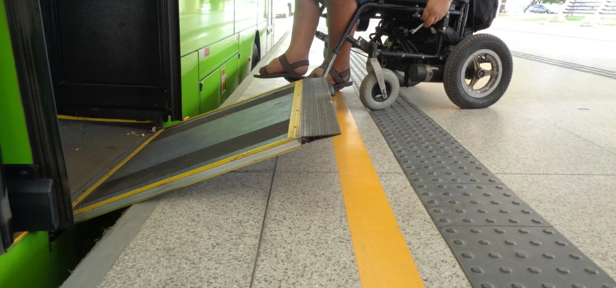 Cadeirante não conseguiu entrar em ônibus no Terminal Itararé, na zona sudeste de Teresina