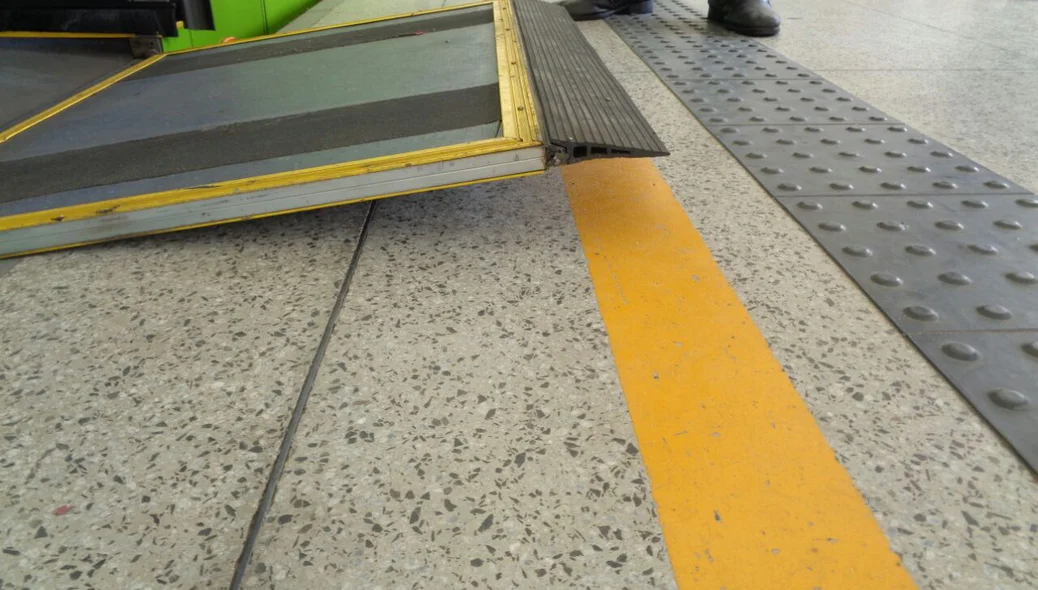 Rampa do ônibus não consegue ficar rente com a plataforma