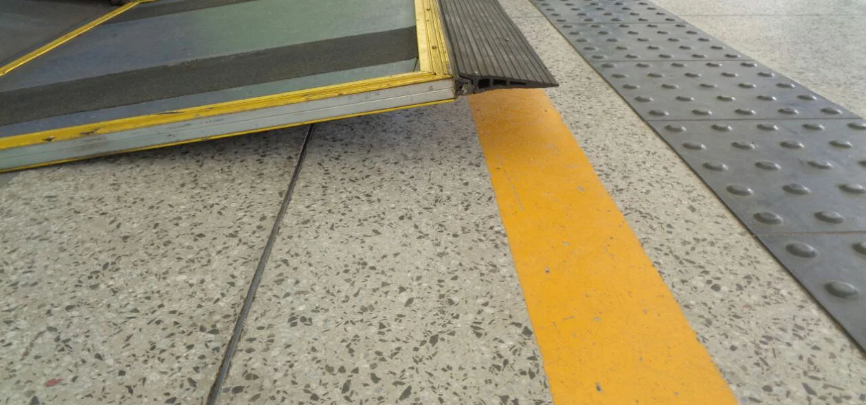 Rampa do ônibus não consegue ficar rente com a plataforma