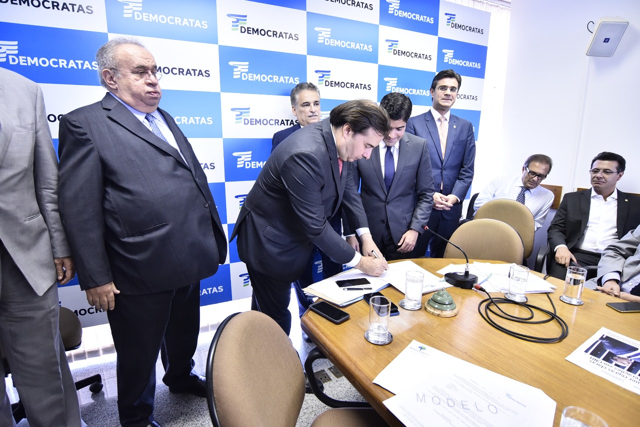 Rodrigo Maia assina ata de filiação
