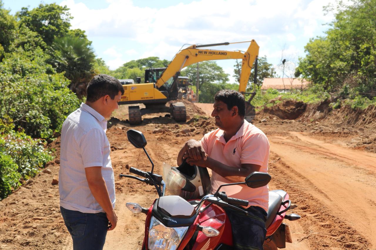 Rubens Vieira acompanha construção da estrada