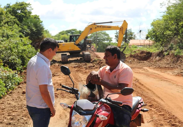 Rubens Vieira acompanha construção da estrada