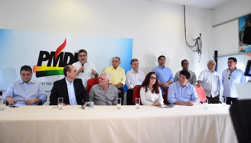 Mesa de honra em evento do MDB