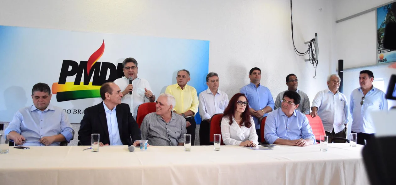 Mesa de honra em evento do MDB