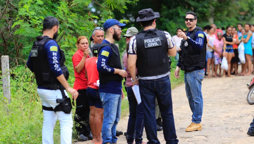 Policias da delegacia de Homicídios no local do crime 