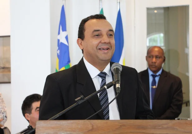 Reitor Nouga é reconduzido ao cargo
