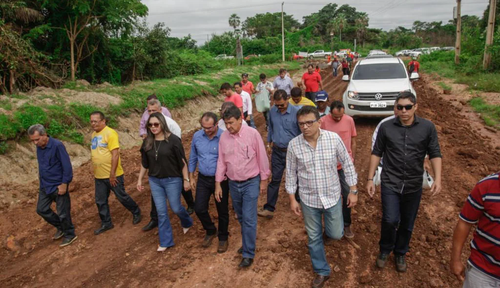 Autoridades visitam obras no município de Nazária