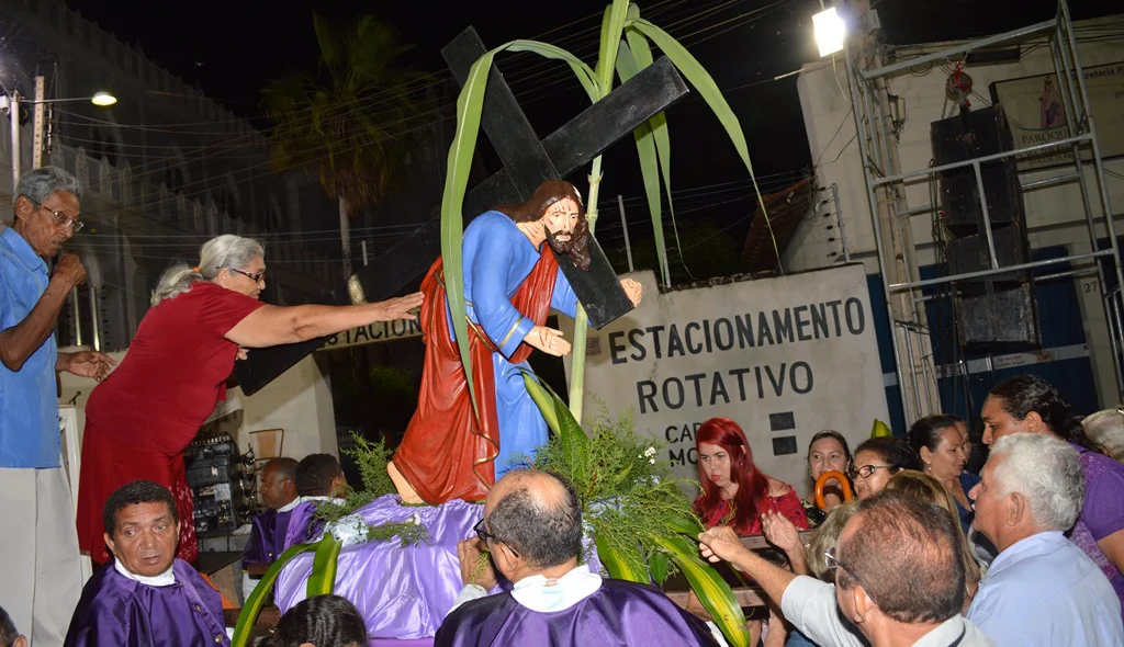 Devotos reverenciam imagem do Bom Jesus dos Passos