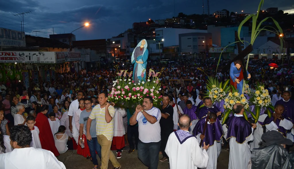 Imagens são conduzidas ao adro da Catedral