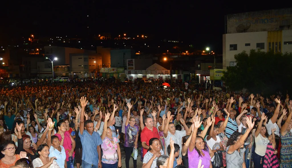 Milhares de fiéis prestigiam a celebração